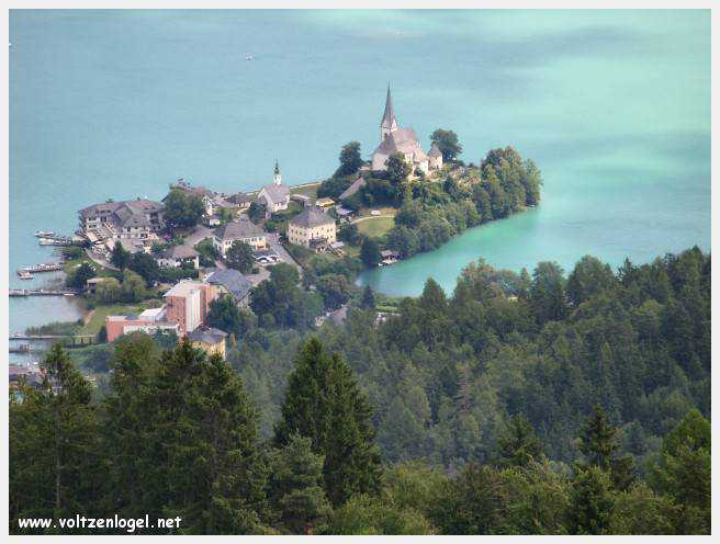 Vue panoramique sur le lac Woerth depuis la tour Pyramidenkogel, Carinthie.