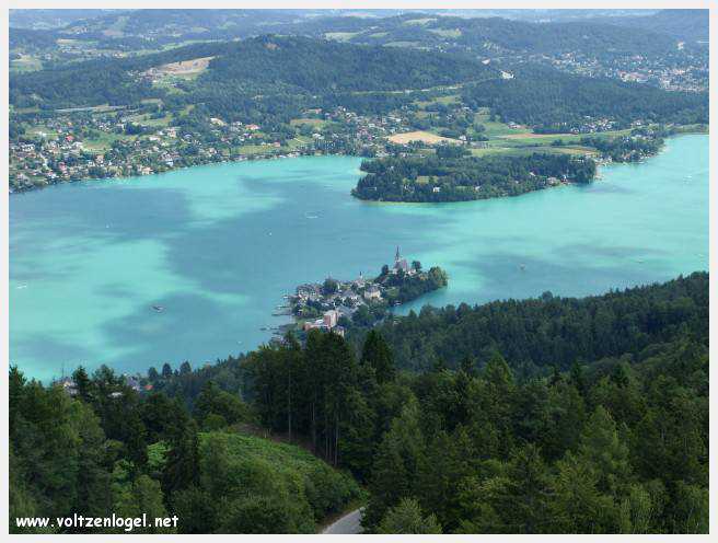 Vue panoramique sur le lac Woerth depuis la tour Pyramidenkogel, Carinthie.
