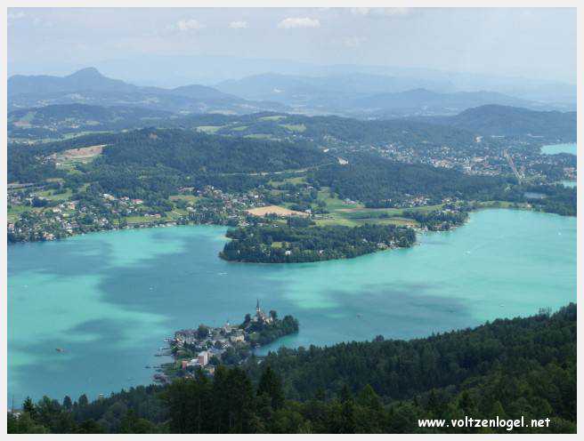 Vue panoramique sur le lac Woerth depuis la tour Pyramidenkogel, Carinthie.