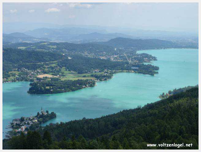 Vue panoramique sur le lac Woerth depuis la tour Pyramidenkogel, Carinthie.