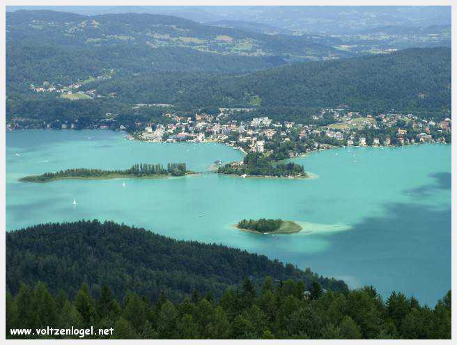 Vue panoramique sur le lac Woerth depuis la tour Pyramidenkogel, Carinthie.