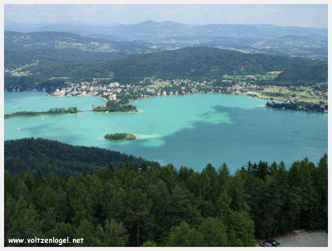Vue panoramique sur le lac Woerth depuis la tour Pyramidenkogel, Carinthie.