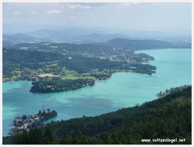 Vue panoramique sur le lac Woerth depuis la tour Pyramidenkogel, Carinthie.