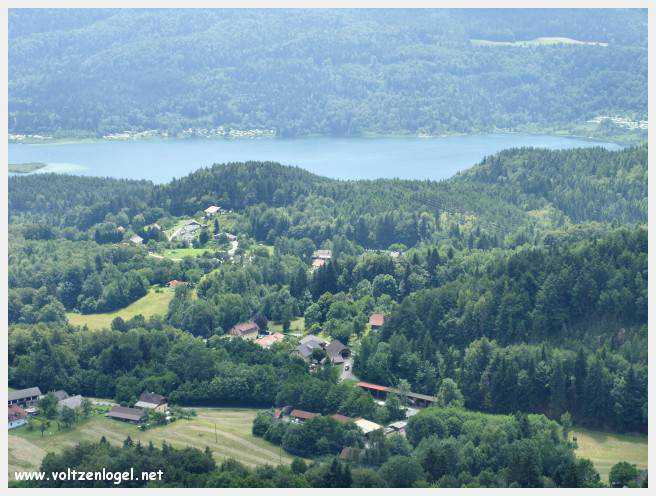 Vue panoramique sur le lac Woerth depuis la tour Pyramidenkogel, Carinthie.