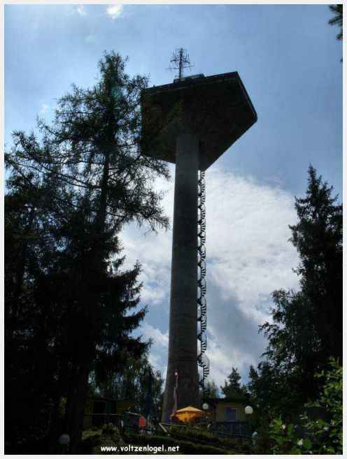 Vue panoramique sur le lac Woerth depuis la tour Pyramidenkogel, Carinthie.