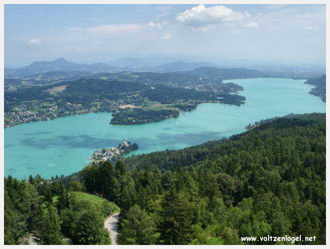 Vue panoramique sur le lac Woerth depuis la tour Pyramidenkogel, Carinthie.