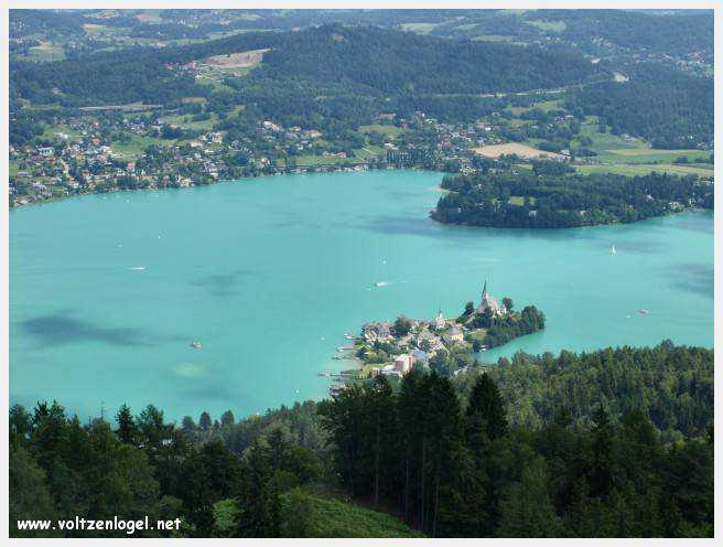 Vue panoramique sur le lac Woerth depuis la tour Pyramidenkogel, Carinthie.