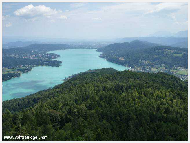 Vue panoramique sur le lac Woerth depuis la tour Pyramidenkogel, Carinthie.