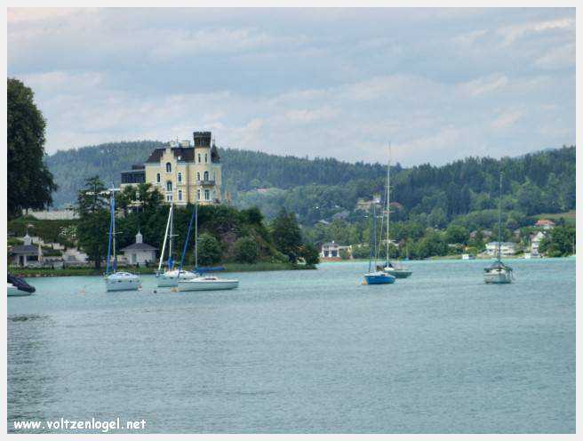 Vue panoramique du lac Wörthersee, une oasis naturelle au cœur de Reifnitz.