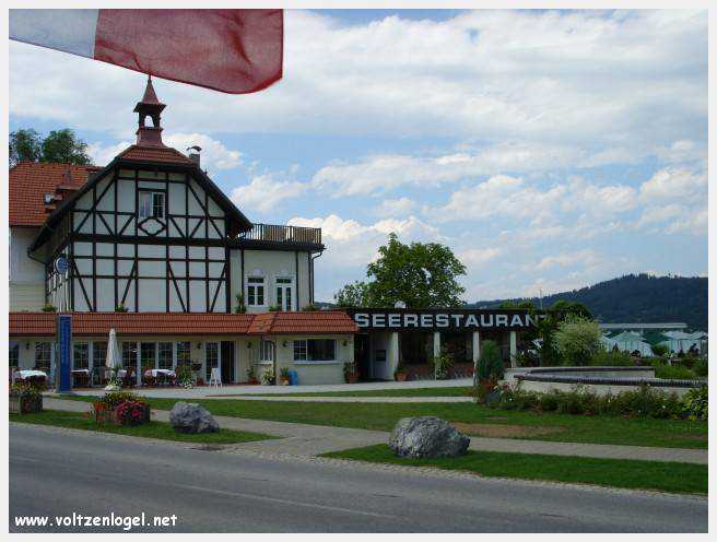 Vue panoramique du lac Wörthersee, une oasis naturelle au cœur de Reifnitz.