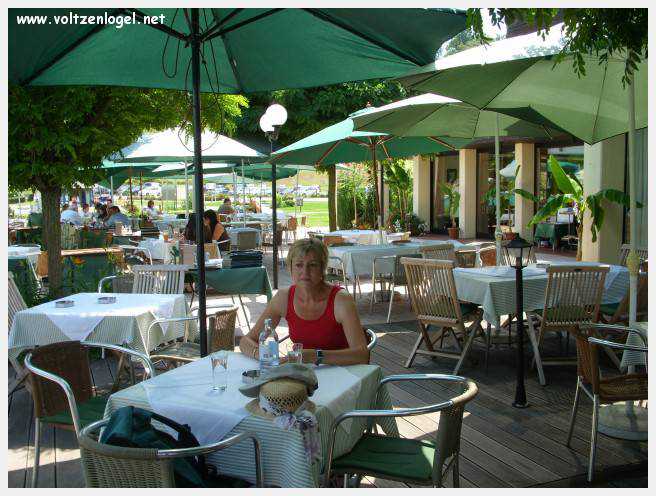 Vue panoramique du lac Wörthersee, une oasis naturelle au cœur de Reifnitz.