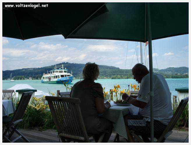 Vue panoramique du lac Wörthersee, une oasis naturelle au cœur de Reifnitz.