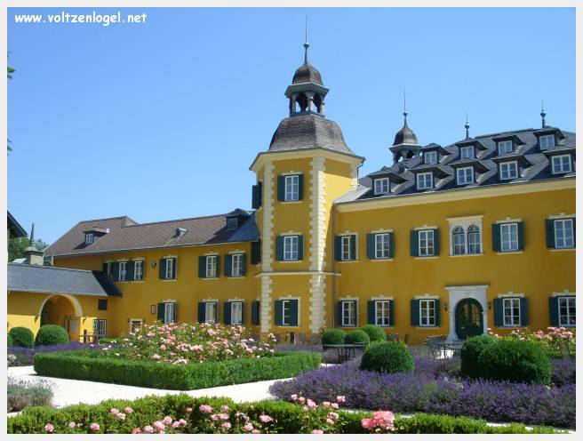 Vue panoramique du lac Wörthersee et des montagnes environnantes, symboles de Velden am Wörthersee.