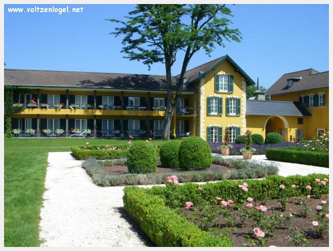Vue panoramique du lac Wörthersee et des montagnes environnantes, symboles de Velden am Wörthersee.