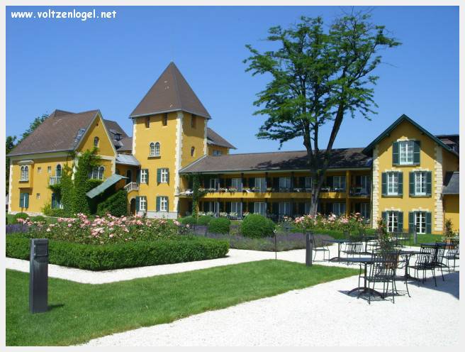 Vue panoramique du lac Wörthersee et des montagnes environnantes, symboles de Velden am Wörthersee.