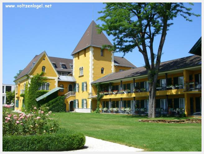 Vue panoramique du lac Wörthersee et des montagnes environnantes, symboles de Velden am Wörthersee.
