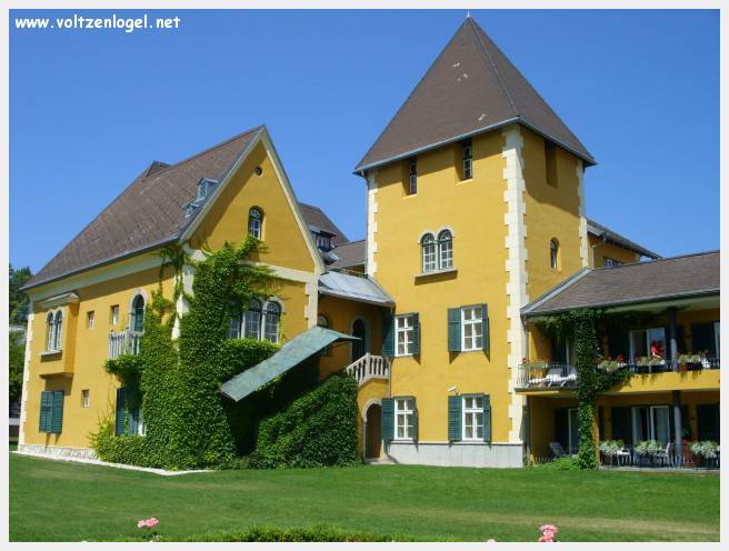 Vue panoramique du lac Wörthersee et des montagnes environnantes, symboles de Velden am Wörthersee.