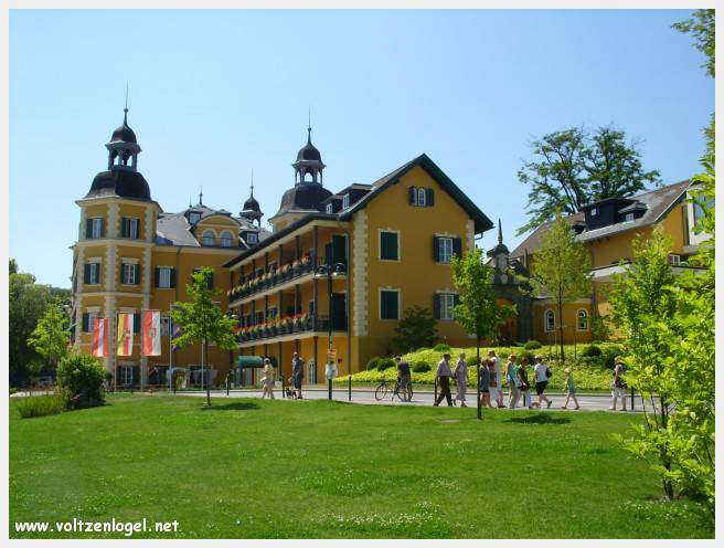 Vue panoramique du lac Wörthersee et des montagnes environnantes, symboles de Velden am Wörthersee.