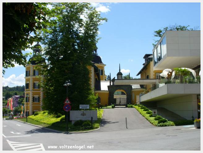 Vue panoramique du lac Wörthersee et des montagnes environnantes, symboles de Velden am Wörthersee.
