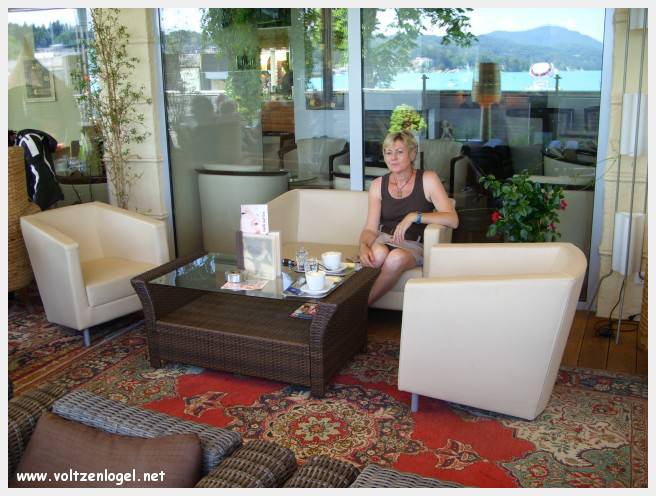 Vue panoramique du lac Wörthersee et des montagnes environnantes, symboles de Velden am Wörthersee.