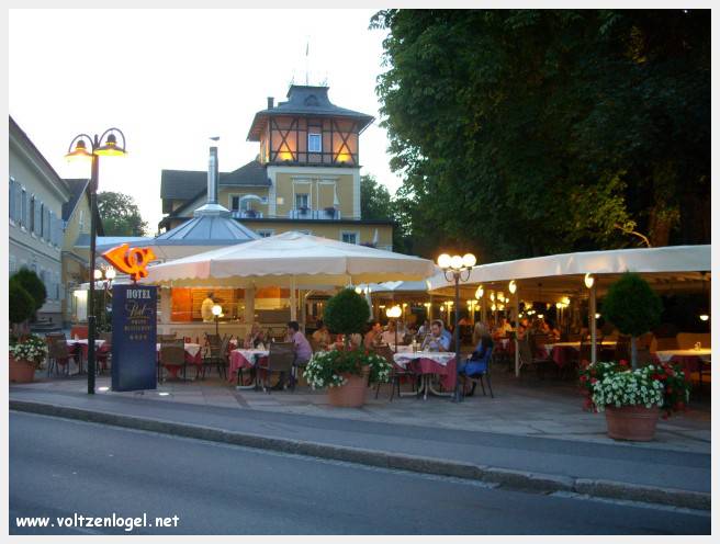 Vue panoramique du lac Wörthersee et des montagnes environnantes, symboles de Velden am Wörthersee.
