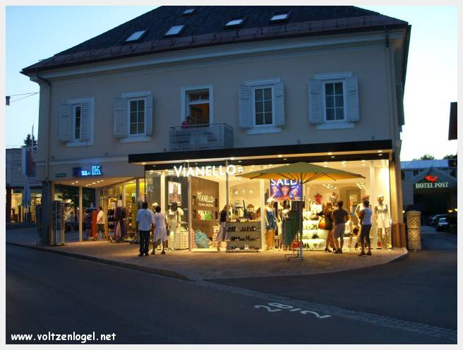 Vue panoramique du lac Wörthersee et des montagnes environnantes, symboles de Velden am Wörthersee.