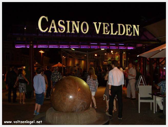 Vue panoramique du lac Wörthersee et des montagnes environnantes, symboles de Velden am Wörthersee.