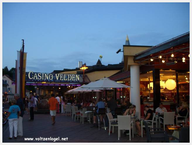 Vue panoramique du lac Wörthersee et des montagnes environnantes, symboles de Velden am Wörthersee.