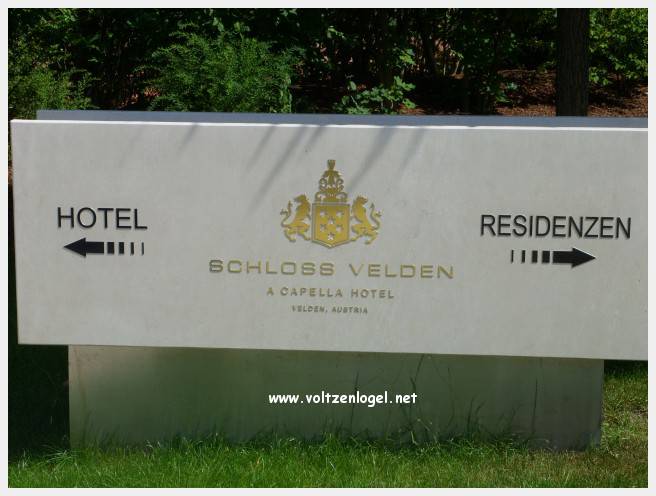 Vue panoramique du lac Wörthersee et des montagnes environnantes, symboles de Velden am Wörthersee.