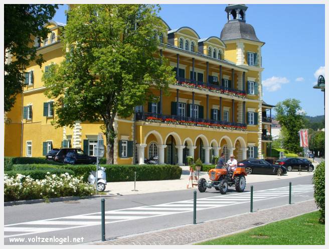 Vue panoramique du lac Wörthersee et des montagnes environnantes, symboles de Velden am Wörthersee.