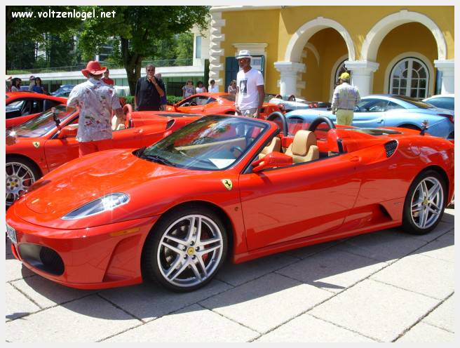 Vue panoramique du lac Wörthersee et des montagnes environnantes, symboles de Velden am Wörthersee.