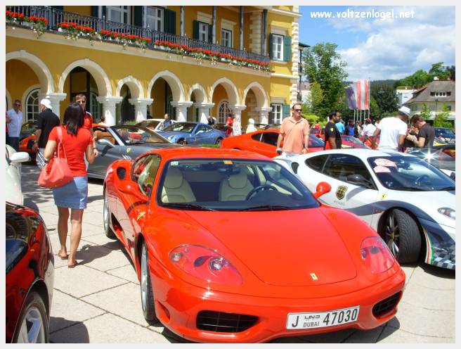 Vue panoramique du lac Wörthersee et des montagnes environnantes, symboles de Velden am Wörthersee.