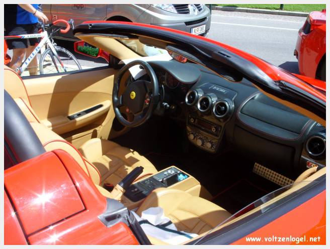 Vue panoramique du lac Wörthersee et des montagnes environnantes, symboles de Velden am Wörthersee.