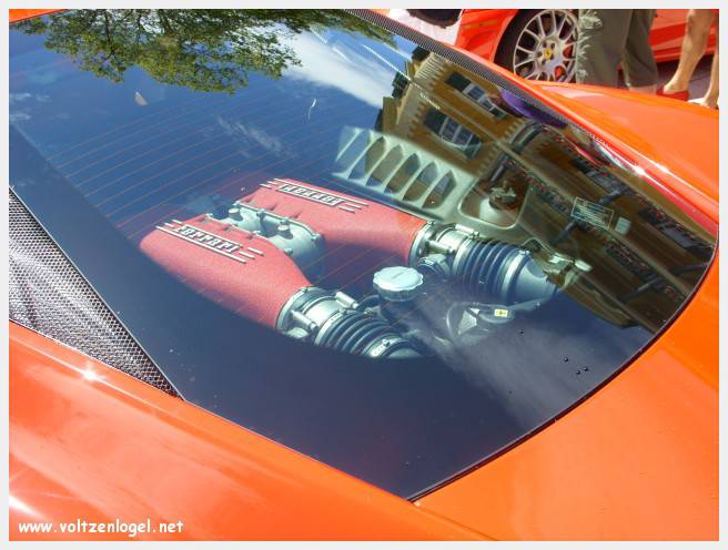 Vue panoramique du lac Wörthersee et des montagnes environnantes, symboles de Velden am Wörthersee.