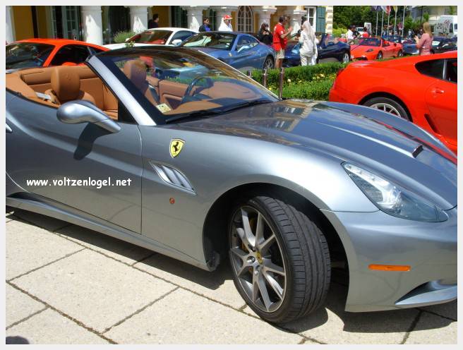 Vue panoramique du lac Wörthersee et des montagnes environnantes, symboles de Velden am Wörthersee.