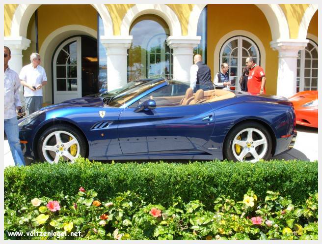 Vue panoramique du lac Wörthersee et des montagnes environnantes, symboles de Velden am Wörthersee.