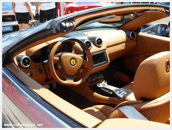 Vue panoramique du lac Wörthersee et des montagnes environnantes, symboles de Velden am Wörthersee.