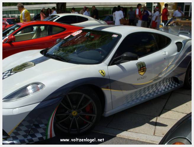 Vue panoramique du lac Wörthersee et des montagnes environnantes, symboles de Velden am Wörthersee.