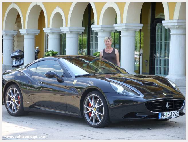 Vue panoramique du lac Wörthersee et des montagnes environnantes, symboles de Velden am Wörthersee.