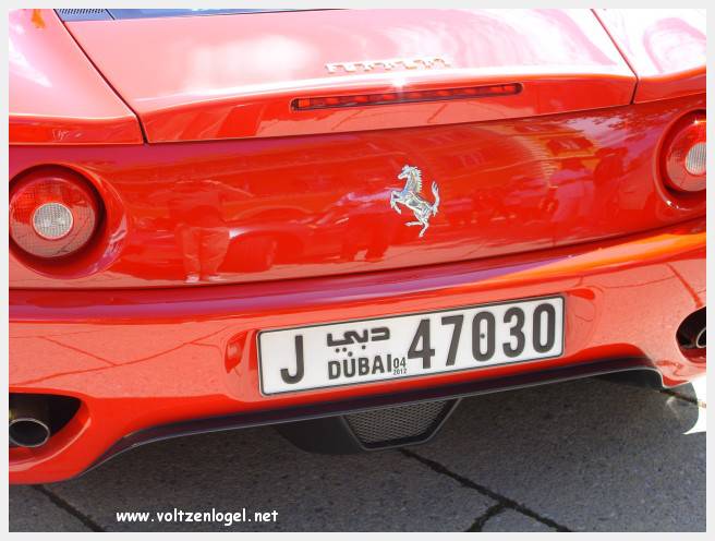 Vue panoramique du lac Wörthersee et des montagnes environnantes, symboles de Velden am Wörthersee.