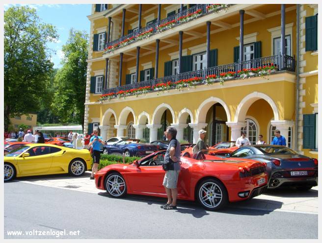 Vue panoramique du lac Wörthersee et des montagnes environnantes, symboles de Velden am Wörthersee.