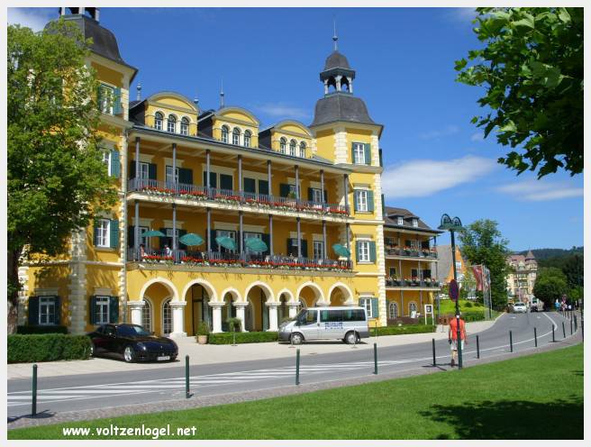 Vue panoramique du lac Wörthersee et des montagnes environnantes, symboles de Velden am Wörthersee.