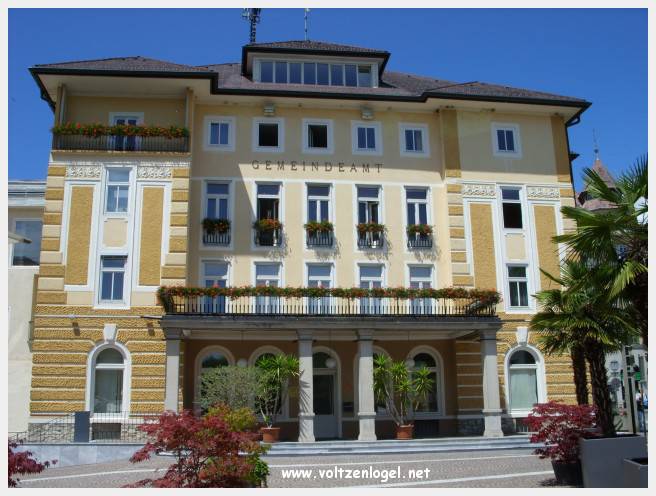 Vue panoramique du lac Wörthersee et des montagnes environnantes, symboles de Velden am Wörthersee.