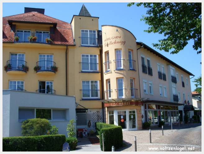 Vue panoramique du lac Wörthersee et des montagnes environnantes, symboles de Velden am Wörthersee.