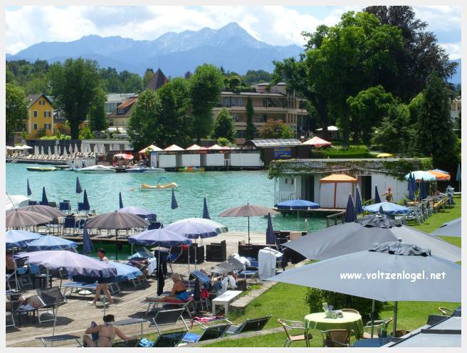 Vue panoramique du lac Wörthersee et des montagnes environnantes, symboles de Velden am Wörthersee.