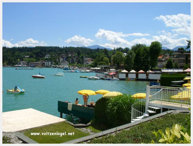 Vue panoramique du lac Wörthersee et des montagnes environnantes, symboles de Velden am Wörthersee.