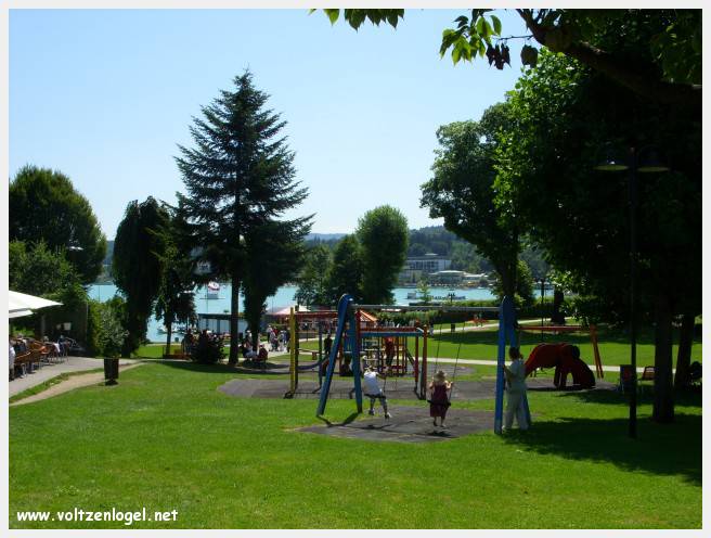 Vue panoramique du lac Wörthersee et des montagnes environnantes, symboles de Velden am Wörthersee.