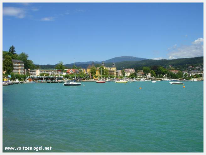 Vue panoramique du lac Wörthersee et des montagnes environnantes, symboles de Velden am Wörthersee.