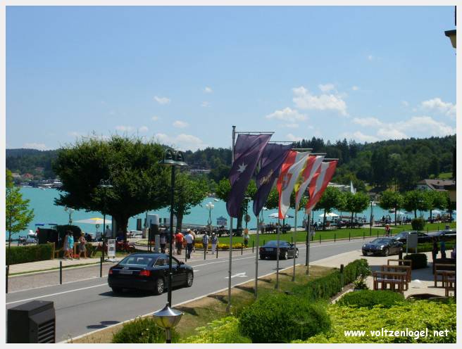 Vue panoramique du lac Wörthersee et des montagnes environnantes, symboles de Velden am Wörthersee.