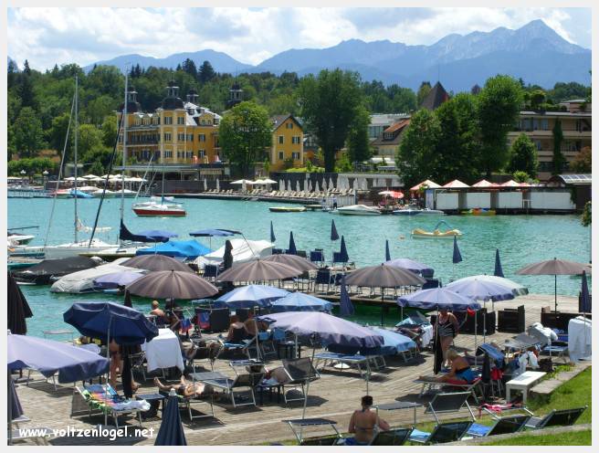 Vue panoramique du lac Wörthersee et des montagnes environnantes, symboles de Velden am Wörthersee.